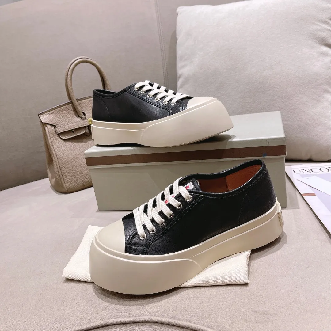 👟👟Ex-factory price👟👟Ex-factory price 480👟👟Higher version of Marni Mani, a popular style among Internet celebrities, Taobao, and a popular model in physical stores! The lines of this shoe are very smooth. The round toe is a bit exaggerated, but you will know when you try it on. This thick and round shoe actually makes your legs very slim and long. The original version is reproduced in a one-to-one ratio, and the material is also one-to-one. It feels good on your feet! Fabric: Imported wool twill (grained calfskin) Lining: Imported sheepskin lining Size: 35 to 40 Outsole: T👟👟Ex-factory price👟👟Ex-factory price U Color: White cloth Black cloth Black leather White leather Gray leather